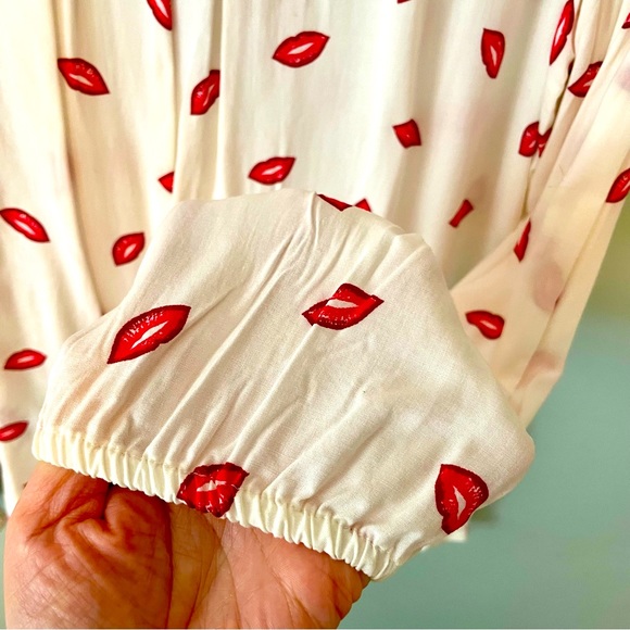 NWT Rayon long sleeve blouse with adorable kisses print / size S - Picture 6 of 8